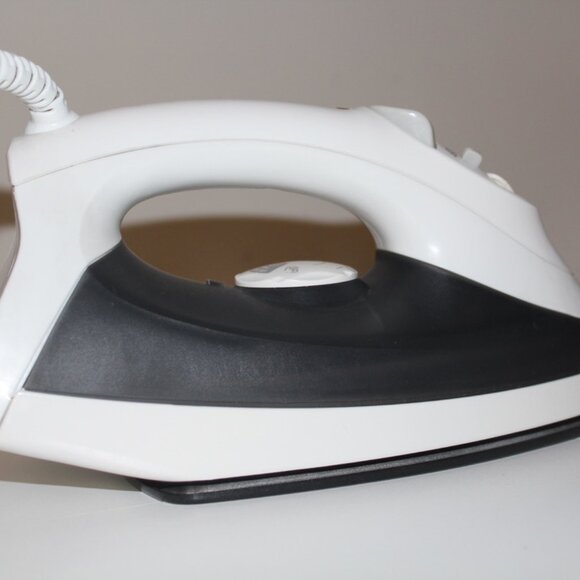 Vintage Proctor Silex 17202 1200 Watt Nonstick Soleplate Home Steam Clothes Iron - Picture 3 of 4